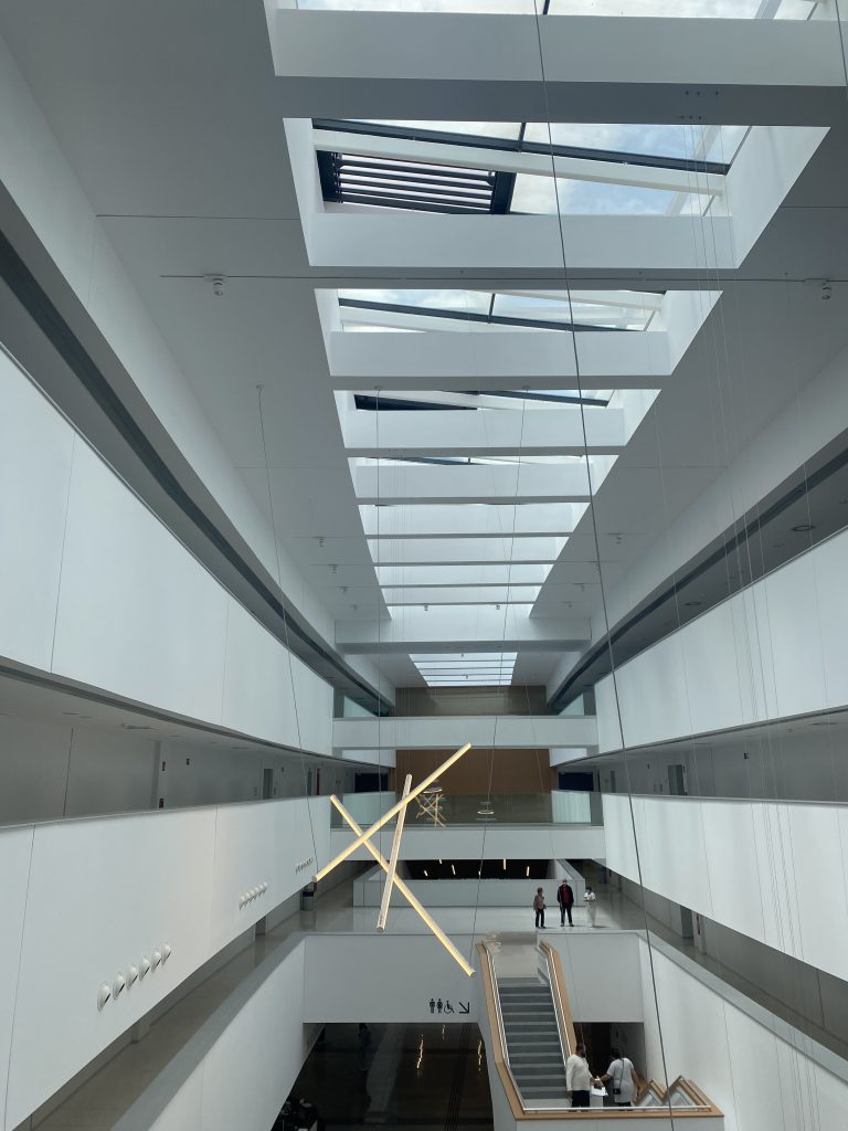 Foto del Hospital de Toledo, es una estructura nueva.